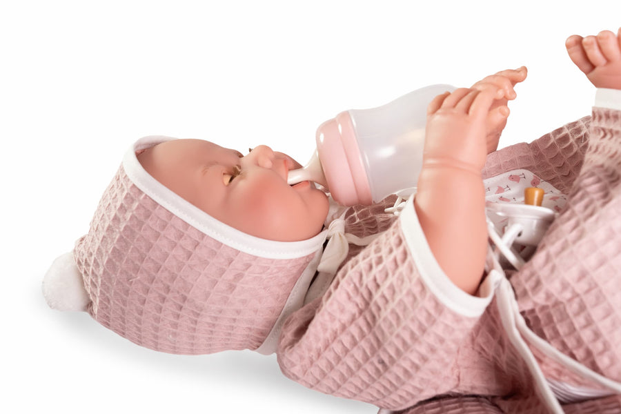 Muñeca recién nacida Mia hace pipí con accesorios 42 cm