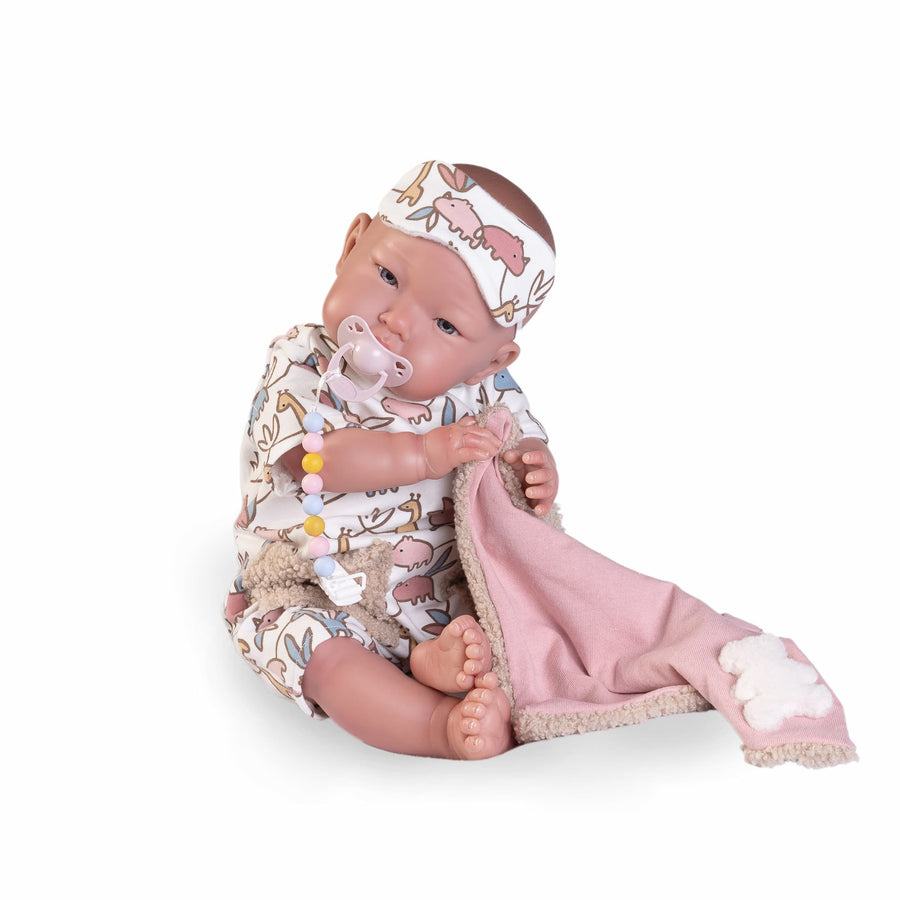 Muñeca Mi Primer Reborn Alejandra de Antonio Juan sentada con pijama de animales, chupete y mantita rosa