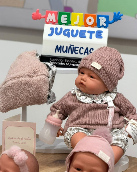 Trofeo Mejor Juguete 2026, categoría Muñecas, junto a la Reborn Baby Love con portabebé de Antonio Juan
