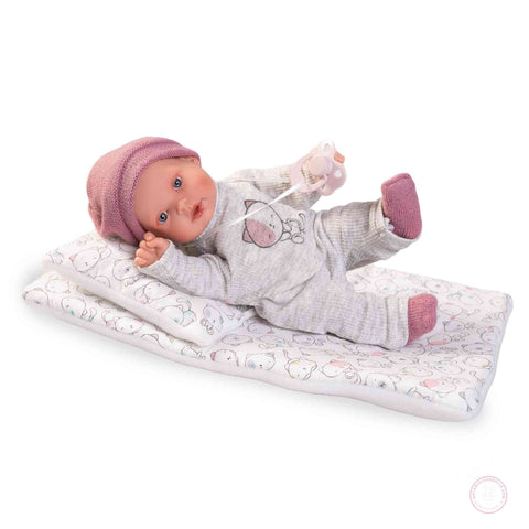 Muñeca Kika Lloro en su camita de gatitos de 27 cm de Antonio Juan, con mecanismo de llanto