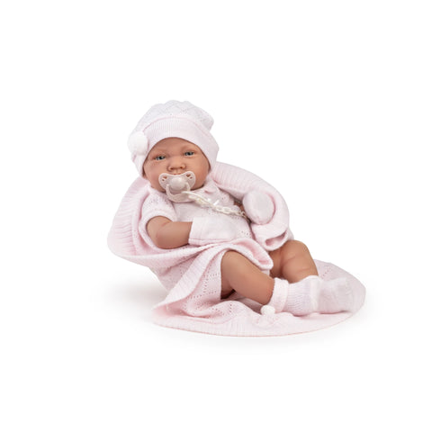 Muñeca Recién Nacida Lúa de Antonio Juan con gorro, chupete y toquilla rosa de punto, recostada
