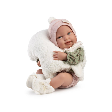 Muñeca Recién Nacida Pipa de Antonio Juan con gorro rosa, chaleco de borreguito y cojín blanco
