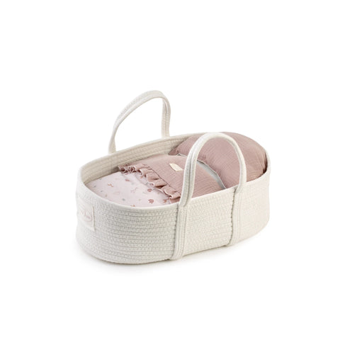 Capazo de algodón trenzado color blanco roto para muñecas de hasta 42 cm, con asas y colcha de muselina rosa empolvado - Muñecas Antonio Juan (92502)