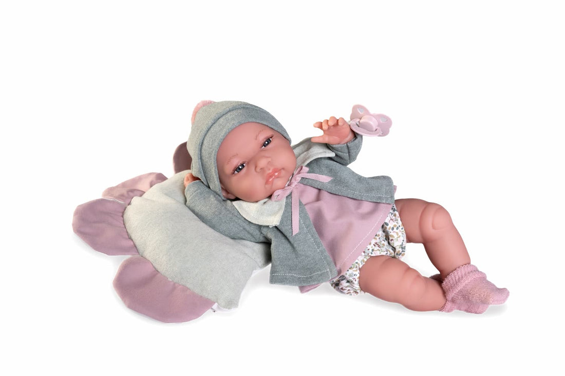 Baby Toneta Ref. 60150 tumbada sobre flor

