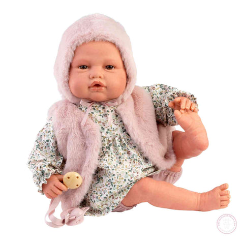 Baby Love con chaleco rosa y conjunto romántico

