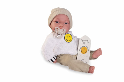 Baby Tonet de Antonio Juan con ropa de invierno y sonrisa

