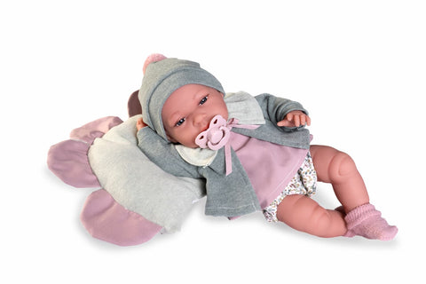 Baby Toneta Ref. 60150 tumbada sobre flor

