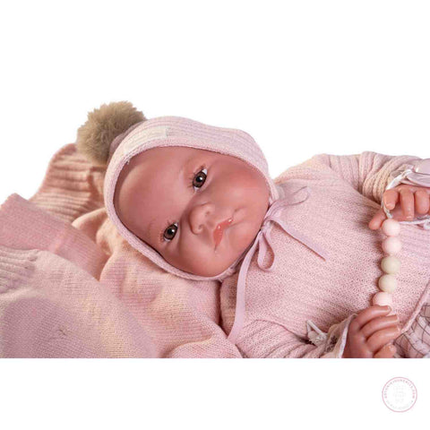 Detalle de la muñeca reborn Nica con vestido rosa

