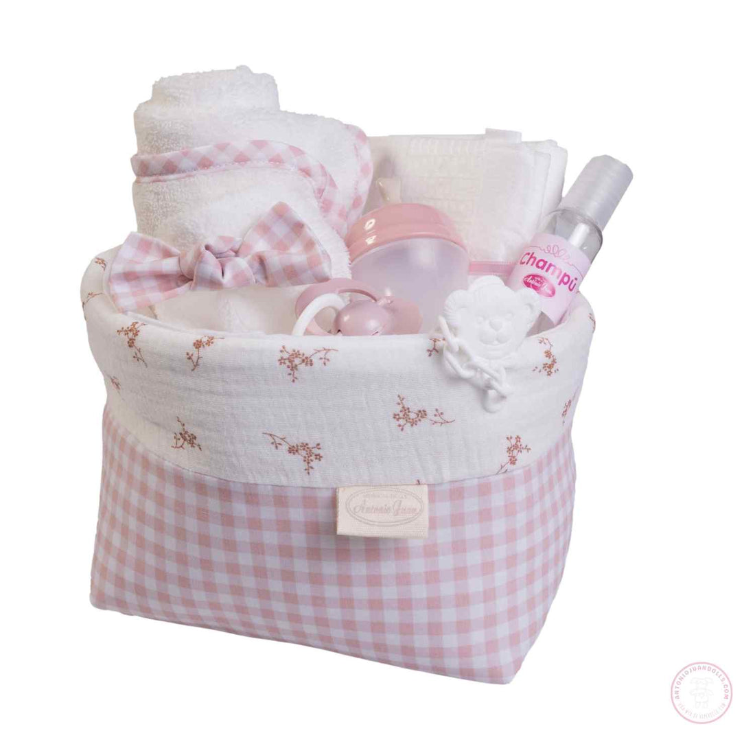 Canastilla con accesorios para muñecas en tonos rosa

