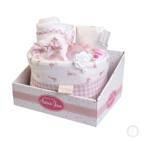 Canastilla con accesorios para muñecas en tonos rosa

