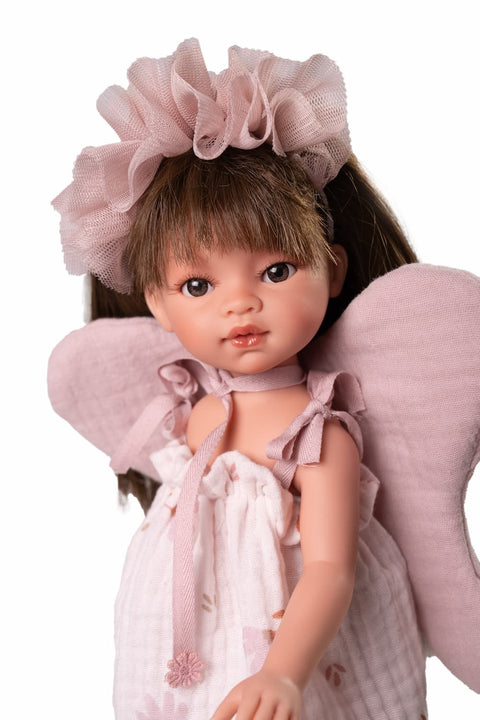 Emily con alas y vestido de hada

