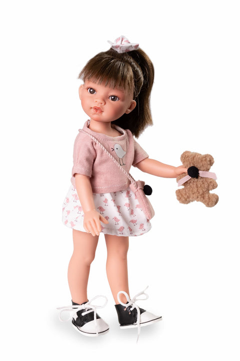 Emily de paseo con osito y bolso rosa

