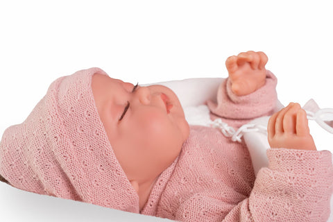 Luna durmiendo con manta y chupete

