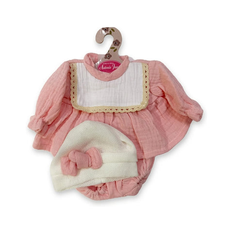 Conjunto de vestido rosa con pechera blanca, braguita rosa y gorro blanco de punto con lazo rosa para muñeca de 33 cm Antonio Juan (MAJ-91033-39)