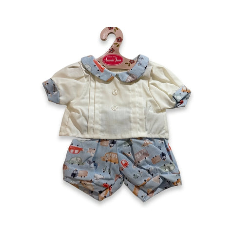 Conjunto de ropa para muñeca con camiseta blanca de cuello estampado y pantalón corto azul con dibujos de coches para muñeca de 42 cm Antonio Juan (MAJ-91042-71)