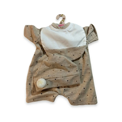 Conjunto de pelele beige con estampación de estrellas, babero blanco y gorro con pompón para muñeca de 52 cm Antonio Juan (MAJ-91152-69)