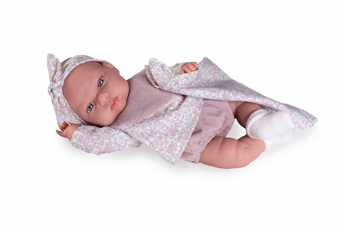 Muñeca Tufi con babero y lazo floral

