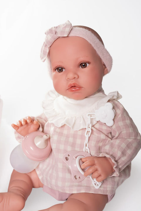 Muñeca bebé de vinilo suave con ropa vichy

