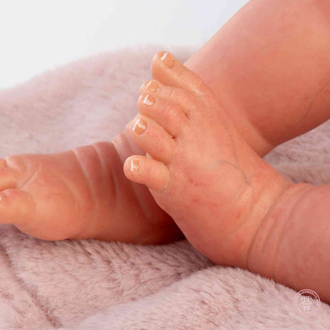 Muñeca hiperrealista con capucha de pelo suave


