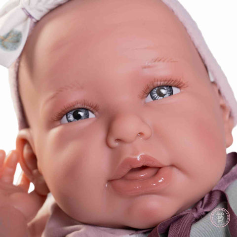 Muñeca infantil realista con peluche y pañal

