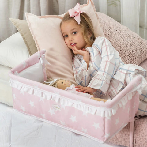 Niña usando cuna colecho Carlota con muñeca