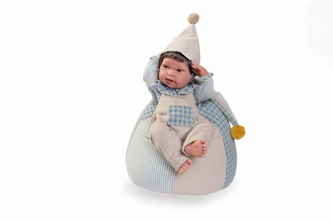 Pipo Antonio Juan sentado con puf de colores


