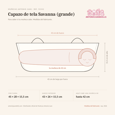 Infografía: el Capazo de tela Savanna (grande) de Muñecas Antonio Juan (ref. 92332) dibujado a escala, con 45 × 28 × 15,5 cm por fuera y 43 × 26 × 15,5 cm de hueco interior; dentro cabe una muñeca de hasta 42 cm