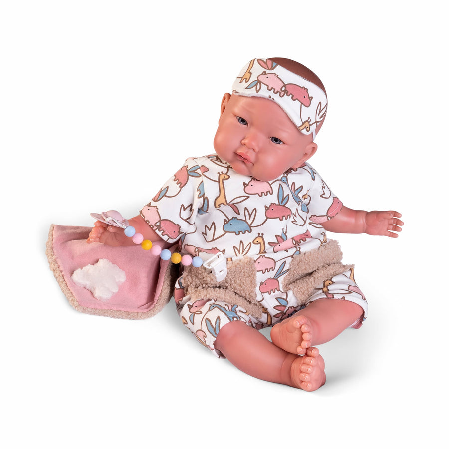 Muñeca Mi Primer Reborn Alejandra de Antonio Juan sentada con pijama de animales, antifaz en la frente y mantita rosa